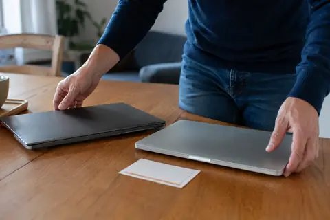 Deux ordinateurs distincts sur une table pour distinguer matériel personnel et professionnel