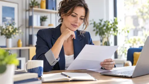 Travailleuse indépendante lisant un courrier de sa caisse de protection sociale