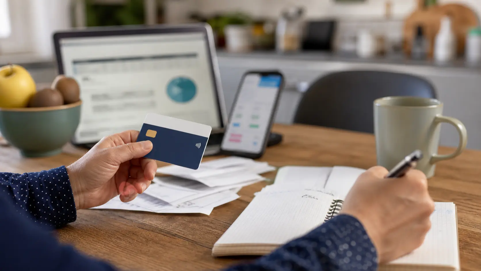 Carte de paiement santé générique posée près de reçus médicaux et d’un carnet de budget