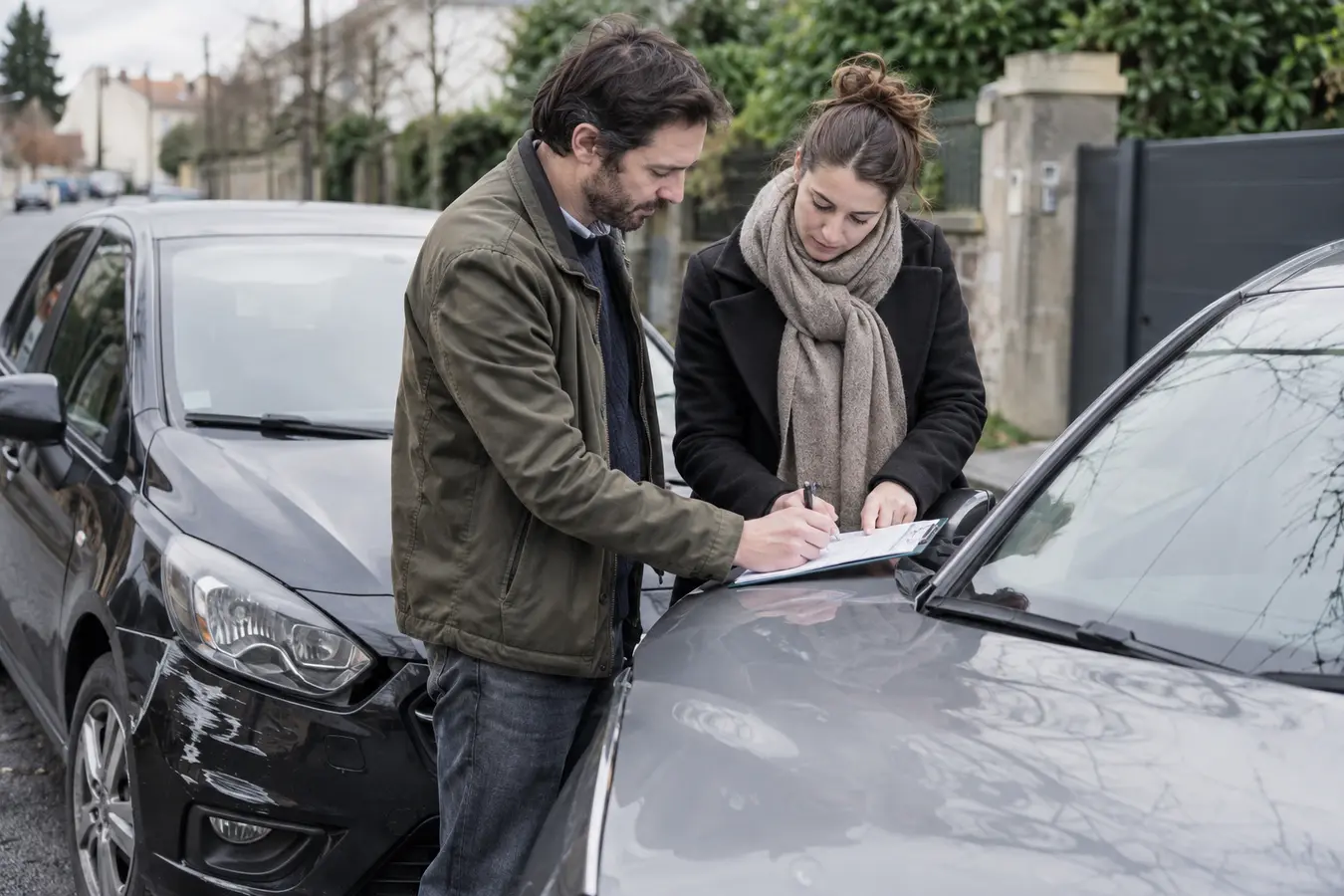 Deux automobilistes remplissent calmement un constat après un accrochage mineur
