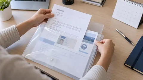 Étudiant vérifiant les garanties de son assurance avant un stage