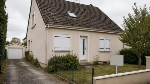 Maison individuelle vide avec volets fermés pendant une vente longue